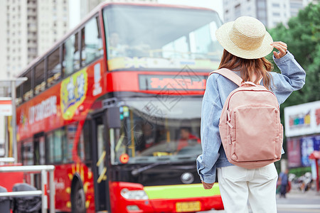 等车的女孩旅游博主户外等车背景