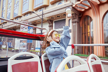 举手欢呼庆国庆坐观光大巴旅游伸手欢呼的年轻女孩背景