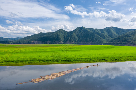 山水云雾风光背景图片