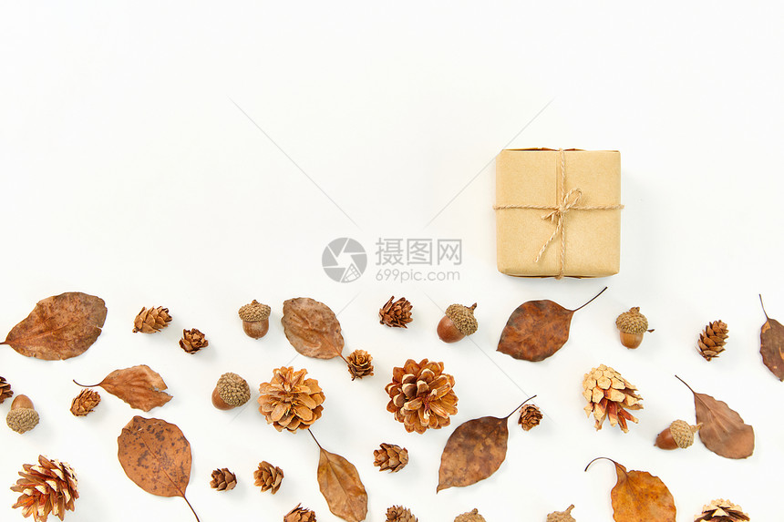 秋日落叶和礼物盒图片
