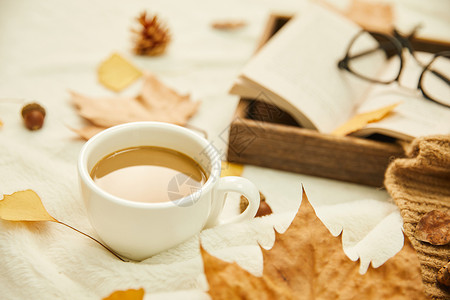 温暖秋日咖啡与书背景
