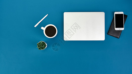 钱包手机创意学习办公和蓝色桌面咖啡场景背景