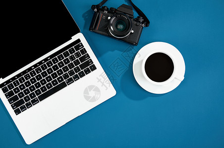 创意学习办公和蓝色桌面咖啡场景图片