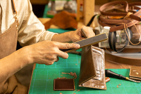 工具间中年男性皮匠手工定做钱夹背景