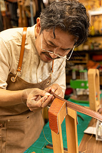 中年男性皮匠手工定做皮带图片