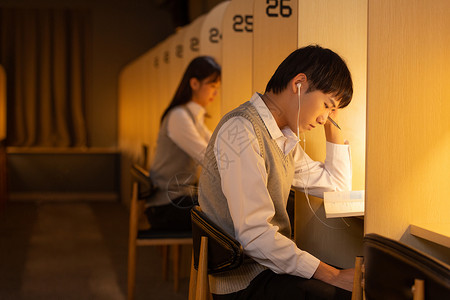 准备考研的大学生们熬夜复习图片素材