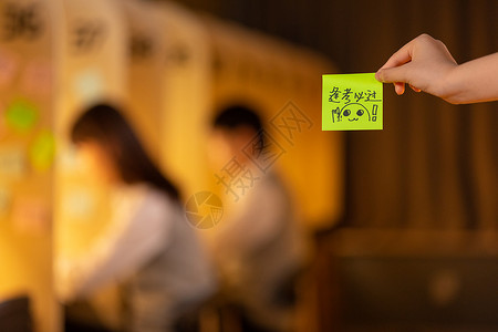 学习到深夜的人学习自习室考试加油标语背景