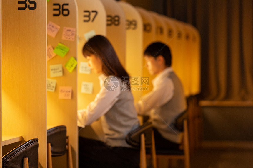 大学生自习室深夜学习图片