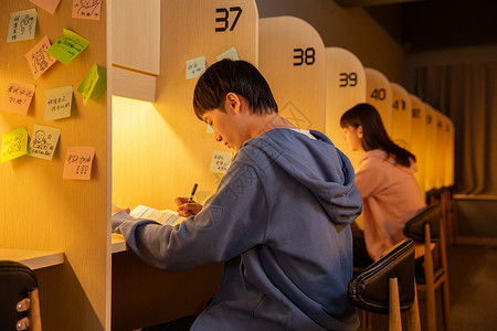 学习到深夜青年男性自习室学习背景