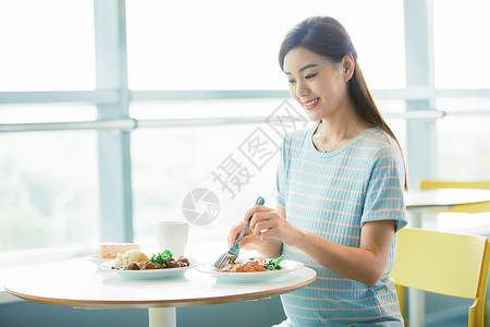 孕妇餐厅吃西餐背景图片