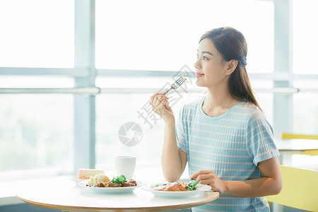 孕妇餐厅吃西餐背景图片