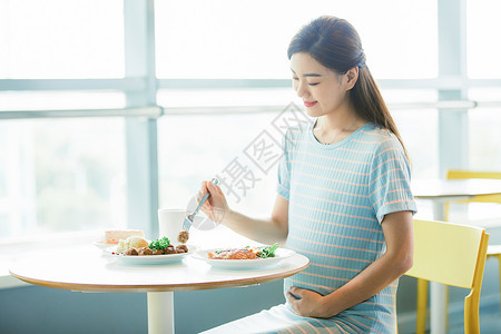 孕妇餐厅吃西餐背景图片
