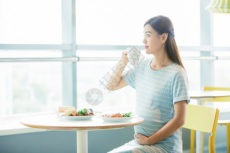 孕妇餐厅里喝水高清图片
