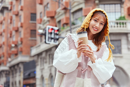 武康路网红地标打卡的可爱女性图片