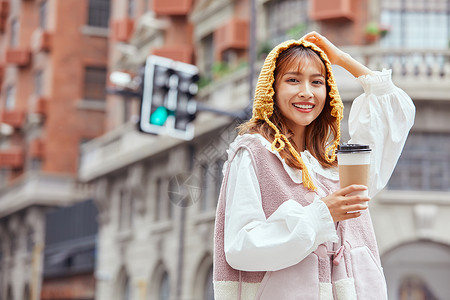 武康路网红地标打卡的可爱女性图片