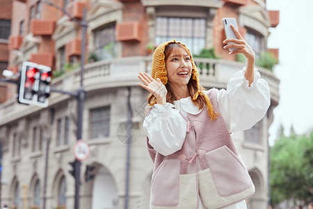 逛完街女孩网红景点自拍的时尚女性背景