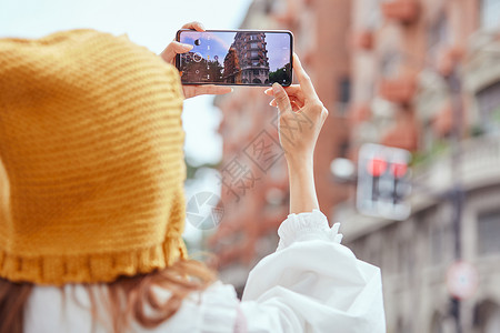 旅游博主手机拍照打卡特写图片