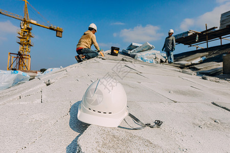 屋顶建筑工地正在施工的建筑工人农民工高清图片素材