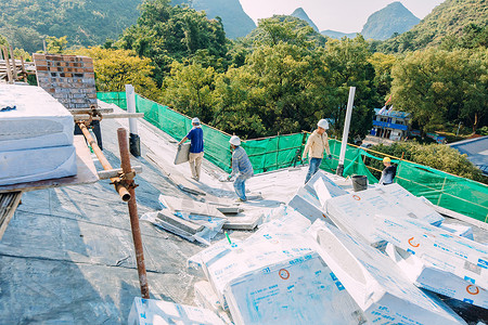 屋顶建筑工地户外正在施工的建筑工人高清图片