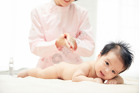护工给宝宝按摩护理高清图片素材
