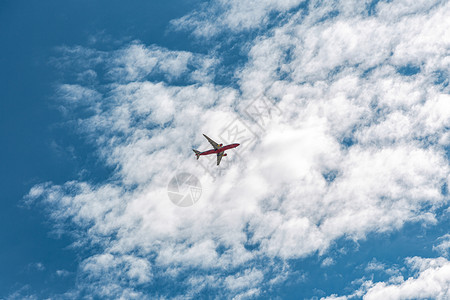 天空中飞行的飞机图片