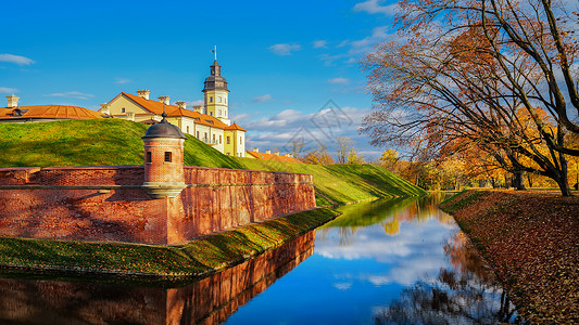 世界遗产涅斯韦日城堡东欧古迹涅斯韦日城堡的秋色背景