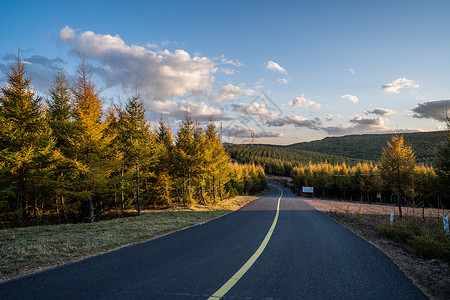 手绘公路与风车草原天路的秋天背景