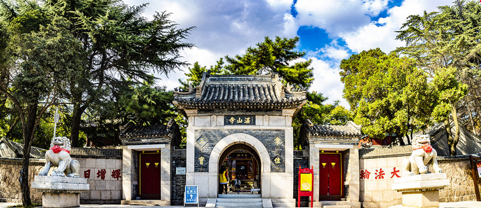 青岛湛山寺山门背景