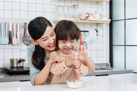 端着蛋糕妈妈母子烘培撒面粉嬉戏背景