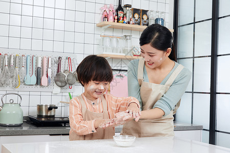 母子烘培撒面粉嬉戏背景图片