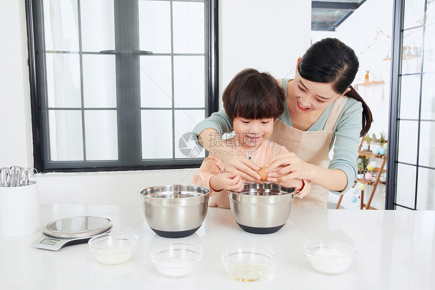 母子烘培制作蛋糕打鸡蛋图片