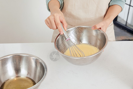女性用打蛋器搅拌鸡蛋背景图片
