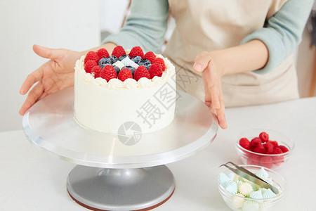 厨房面点女性手工制作水果蛋糕特写背景