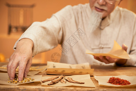 老中医抓中药中草药高清图片素材