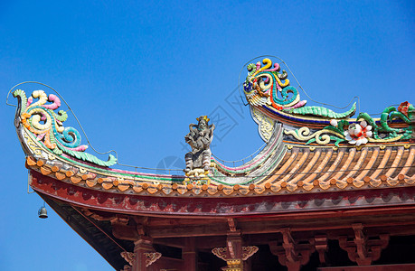 潮汕古建筑彩色琉璃屋檐背景图片