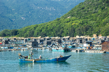 渔民小屋海上的鱼排渔船背景