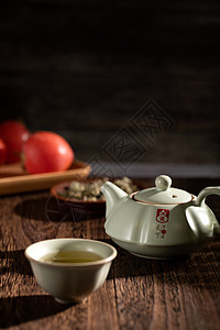 桌上的茶壶和茶杯照片