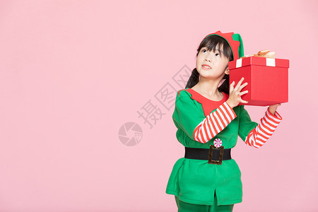 圣诞节卡通可爱小女孩cos装扮过圣诞节拿礼物盒背景