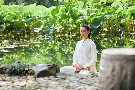 安静的瑜伽女性在冥想高清图片