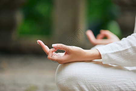 瑜伽特写坐着的禅意女性特写背景