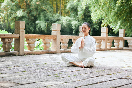 坐着的禅意瑜伽女性图片