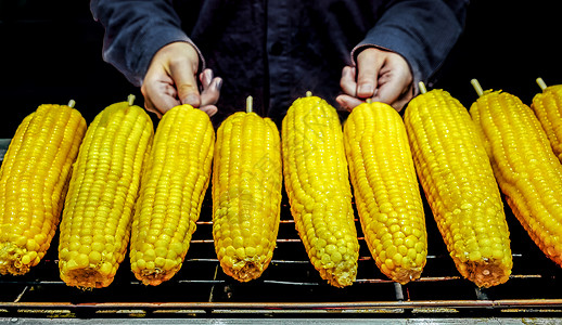 内蒙古大召风味一条街烤玉米特写背景图片