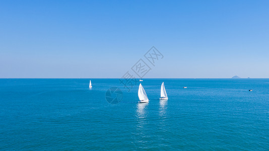 青岛海中的帆船图片