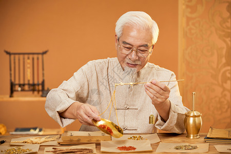 承重老中医称量中草药背景