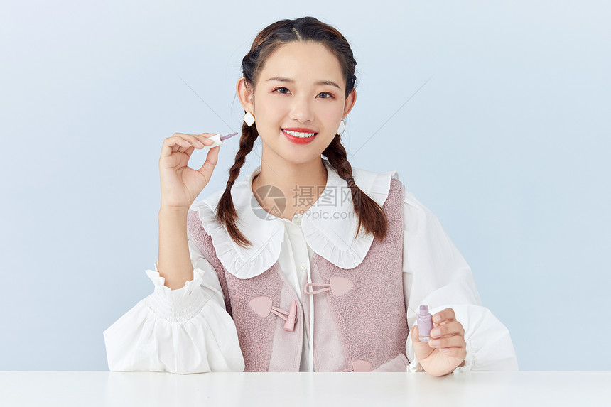 年轻美女手口红刷展示图片