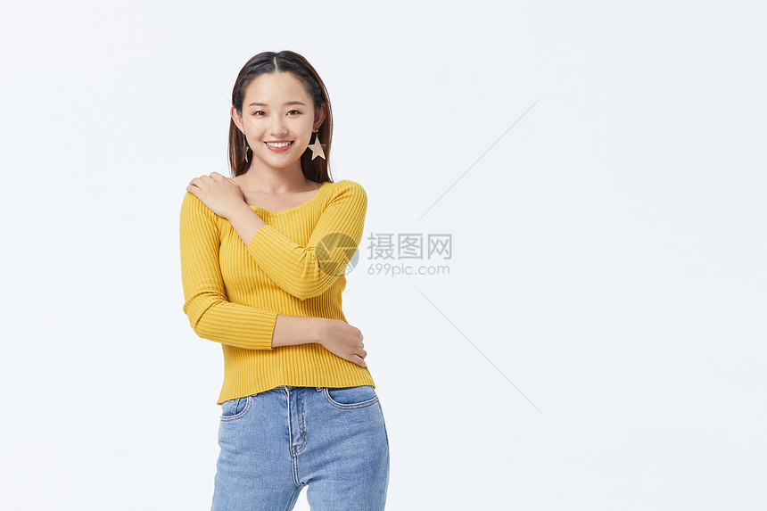 穿黄色毛衣单手摸肩的长发美女图片