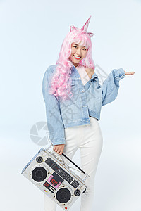 白色衣服粉人拿着录音机伸手的粉色长发女性背景