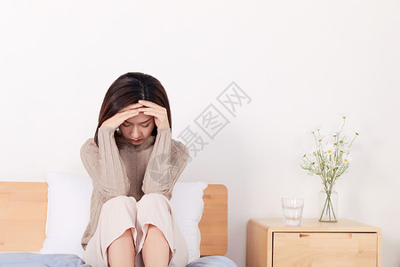 女性独自一人在家身体不舒服心情不好高清图片
