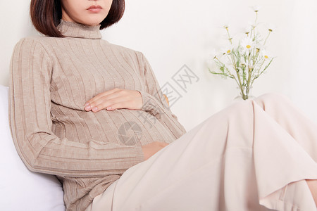 孕妇独自一人在家身体不舒服高清图片