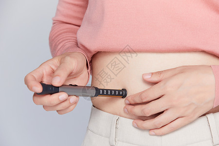 女性给自己注射胰岛素特写背景图片